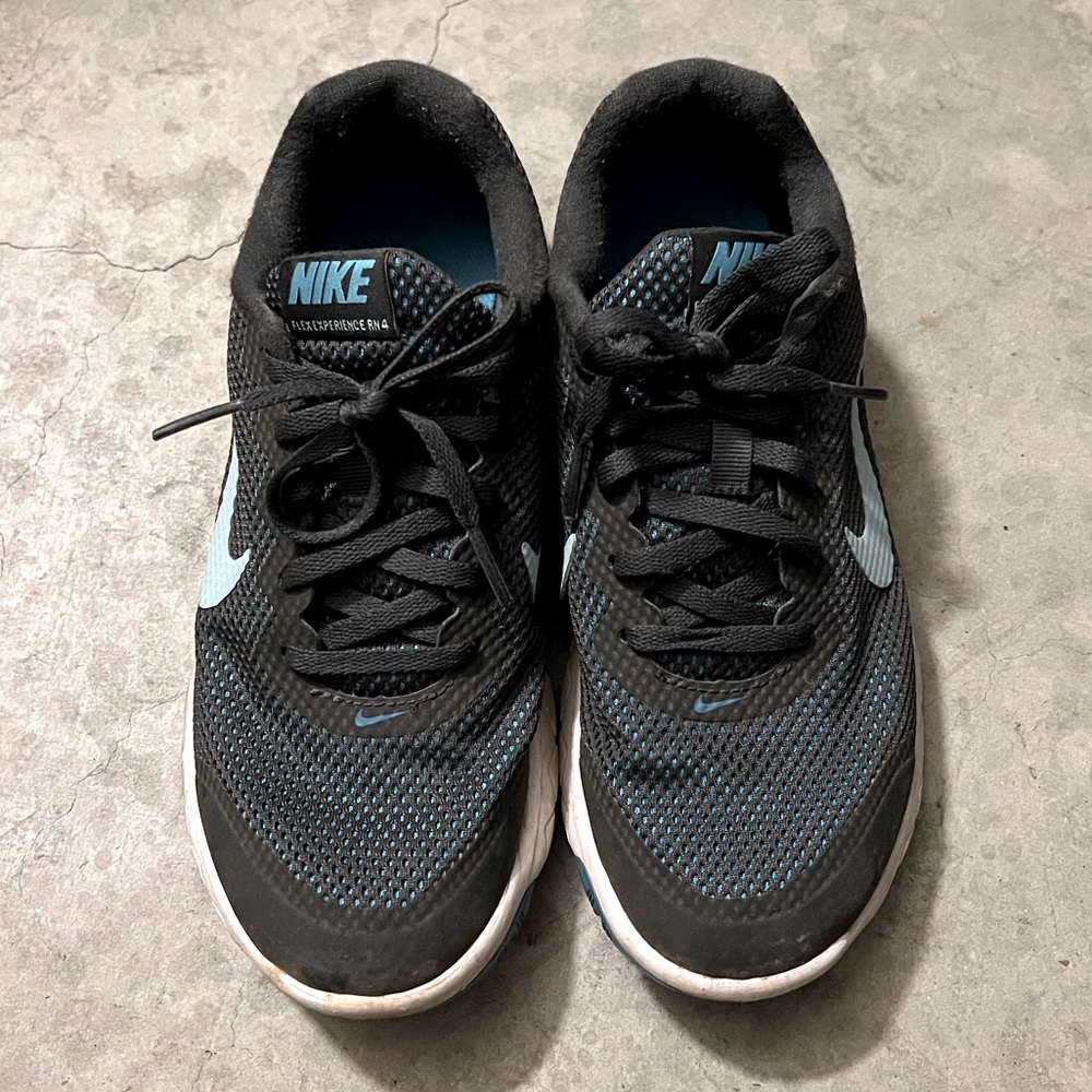 Nike Women’s Flex Experience Rn 4 size 6